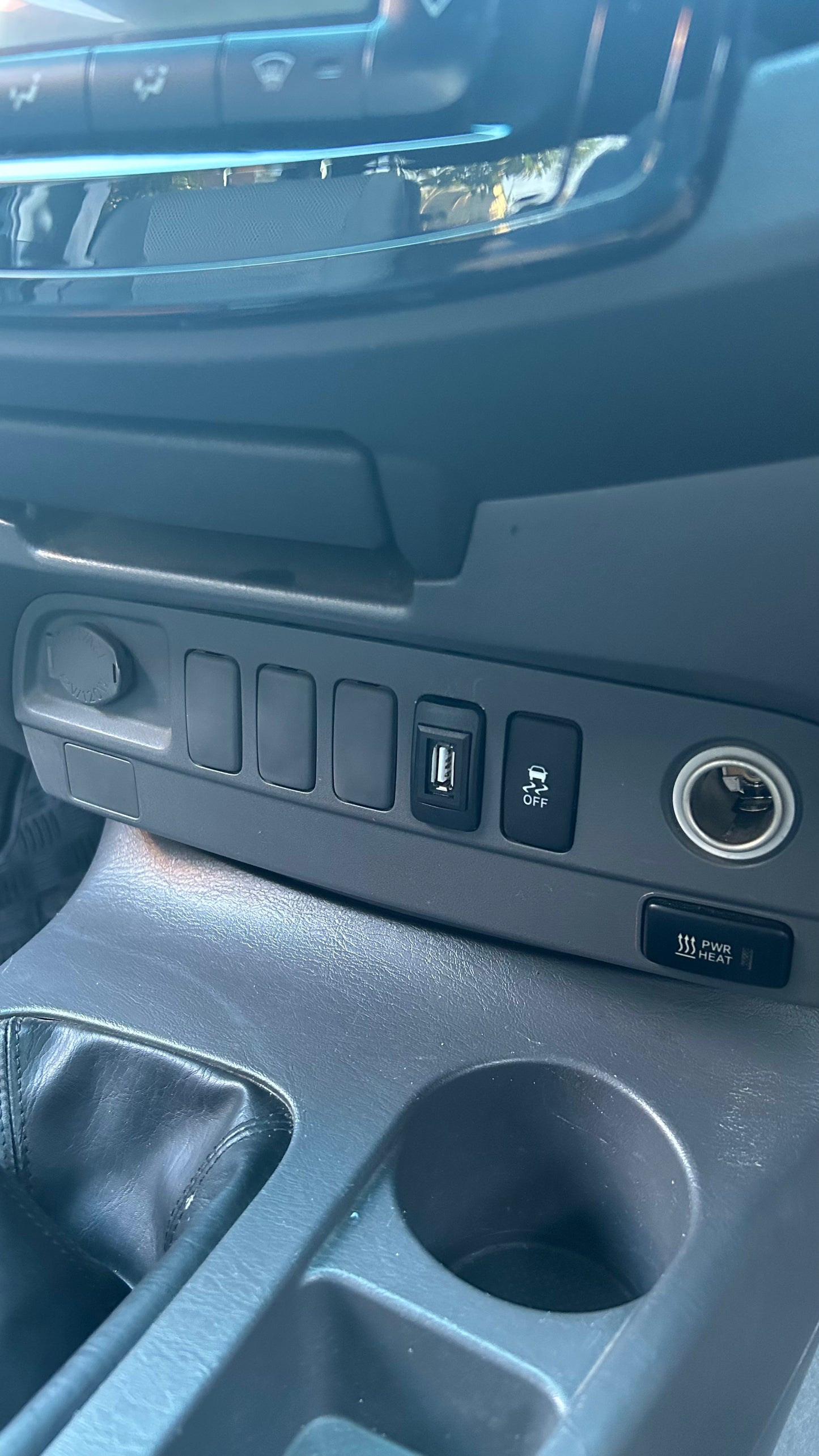 USB 2.0 Mount – Toyota Hilux N70 (2005–2015)