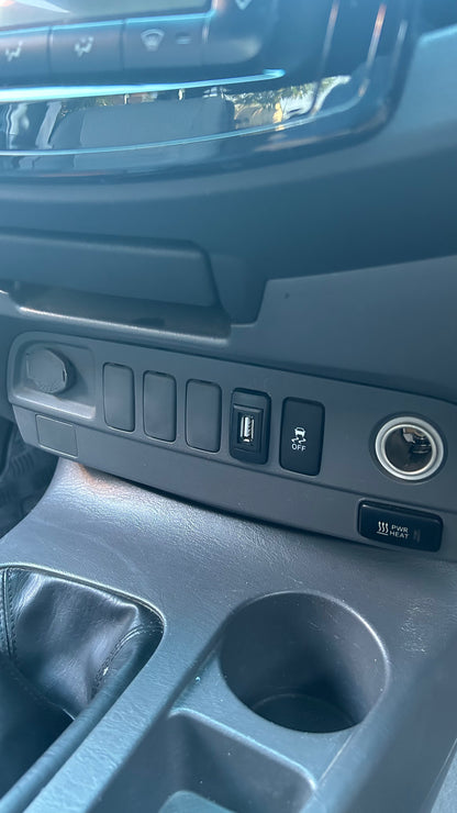 USB 2.0 Mount – Toyota Hilux N70 (2005–2015)
