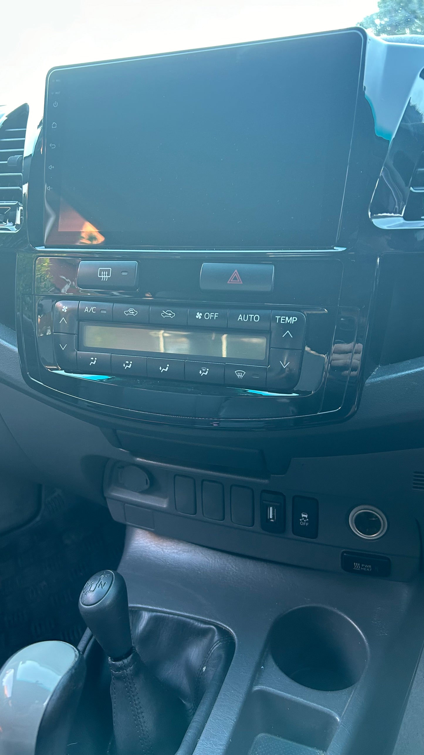 USB 2.0 Mount – Toyota Hilux N70 (2005–2015)