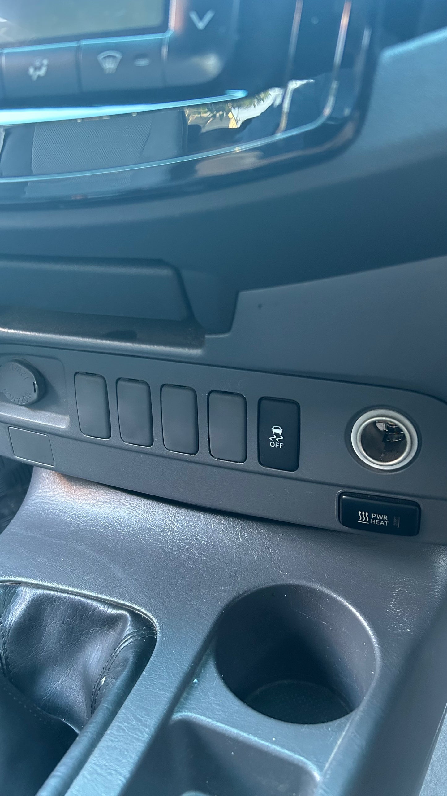 USB 2.0 Mount – Toyota Hilux N70 (2005–2015)